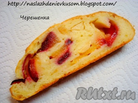 Дать рулету из творожного теста с яблоками остыть, посыпать сахарной пудрой и… наслаждаемся вкусом! Изумительная выпечка! Обязательно попробуйте!
