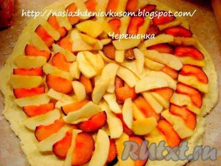 Раскатать творожное тесто толщиной 0,5-0,7 см, выложить сверху яблоки и сливы, посыпать ванильным сахаром, а при желании корицей или мускатным орехом. Я изначально планировала творожный рулет подавать со взбитыми сливками, поэтому сахаром не увлекалась. Вы регулируйте количество сахара сами, если любите послаще, то смело увеличивайте норму раза в 2.
