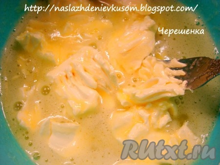 Добавить к яично-сахарной массе размягченное при комнатной температуре сливочное масло, перемешать.
