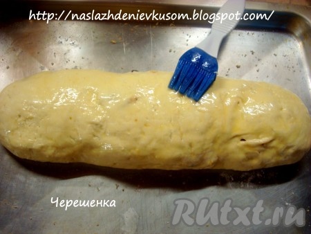 Я фрукты выложила по кругу, но вам порекомендую выкладывать их полукругом, начиная с одного края, заканчивая другим, то есть чтобы все фрукты лежали в одну сторону. Тогда при сворачивании теста в рулет, фрукты не будут вам мешать. Хотя я тоже спокойно завернула, но с определенной сноровкой. Смазать верх творожного рулета с яблоками и сливами взбитым желтком с молоком (50 на 50).
