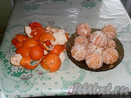 Почистить мандарины.