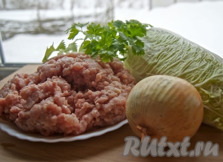 Всё что нам потребуется для приготовления куриных котлет с пекинской капустой.
