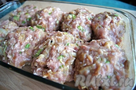 Из фарша формируем куриные котлеты, выкладываем в огнеупорную посуду, смазанную растительным маслом, накрываем фольгой, отправляем в разогретую духовку и запекаем 40 минут при температуре 180-200 градусов.
