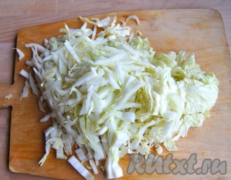 Пекинскую капусту вымыть, нашинковать достаточно тонко.
