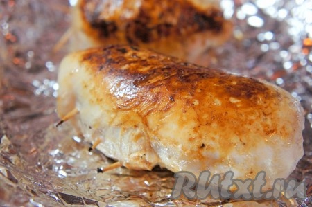 Растительное масло разогреть, добавить к нему крупно нарезанный чеснок и прокалить. Следить, чтобы чеснок не подгорел. Чеснок убрать из масла. На "чесночном масле" обжарить рулетики из куриного филе с сыром до полуготовности.
