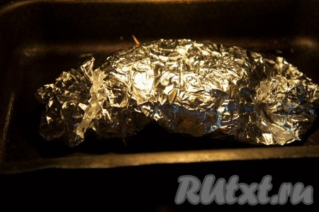 Духовку разогреть до 180 градусов, форму для выпечки застелить фольгой, выложить обжаренные куриные рулетики и завернуть их фольгой. Выпекать 15-20 минут до готовности.
