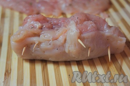 Свернуть плотным рулетом, подогнув края, и закрепить рулет с помощью зубочисток или шпажек.