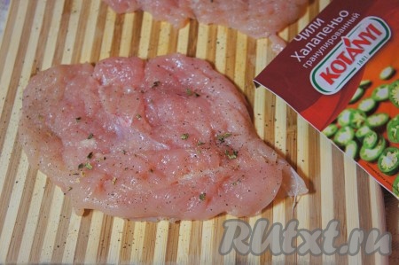 Куриное филе тщательно промыть, обсушить и хорошо отбить. Добавить специи и соль. Дать мясу немного "отдохнуть".