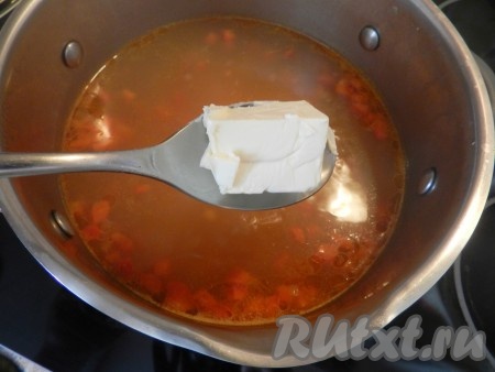 Добавить в суп сыр, размешивать, пока сыр не растворится.  