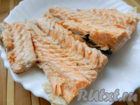 Рыбу из бульона вытащить, отделить мясо от кожи, очистить от костей (голову я выбрасываю).