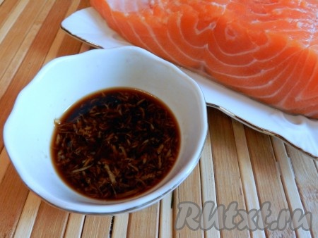 Очищенный имбирь натереть на мелкой тёрке, соединить с соевым соусом, тщательно перемешать получившийся маринад. Если не хотите использовать имбирь, можно обойтись и без него.