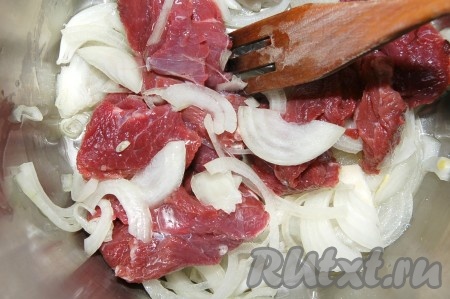 Через 5 минут добавить в кастрюлю к луку куски мяса, перемешать все и обжаривать, помешивая, минут 15.