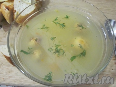 Поставить воду на огонь. Бросить в суп желтки и картофель. Когда суп закипит, добавить лук (я люблю когда он разварен), чуть позже морковь. Затем соль, перец. В самом конце вермишель. Выключить огонь, можно добавить кусочек сливочного масла. Дать супу, напоминающему детство, настояться и подать с зеленью.
