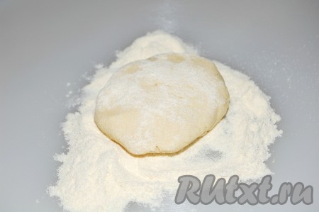 Из теста сформировать лепешки толщиной не более 1 см (иначе они могут не пропечься), обвалять каждую лепешку в кукурузной муке.
