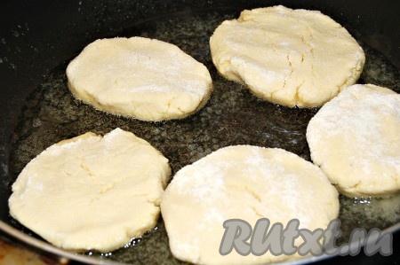 Разогреть в сковороде растительное масло и в горячее масло опустить мчади. Жарить с каждой стороны грузинские лепешки до желаемой вами румяности на среднем огоньке. Пекутся они быстро, примерно по 5-7 минут.
