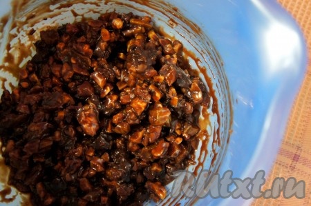 Тщательно перемешать, покрывая всех сухофрукты и орехи глазурью, отправить в холодильник на 2-3 часа.
