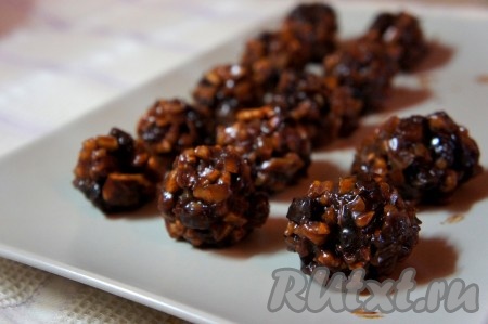 Из охлаждённых орехов и сухофруктов сформировать домашние конфеты, придав им произвольную форму.
