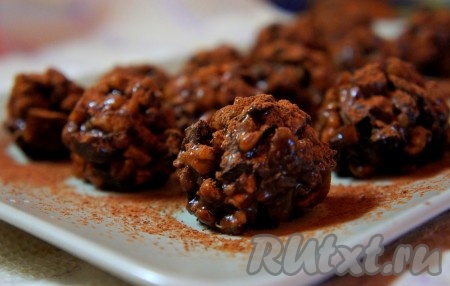 Посыпать конфеты какао и снова отправить охлаждаться. При желании, можно покрыть конфеты растопленным на водяной бане горьким или молочным шоколадом (я не покрывала).
