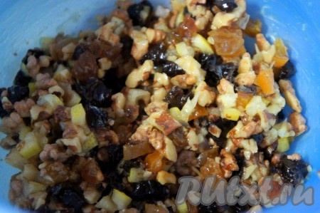 Сухофрукты промыть водой, залить кипятком минут на 5, затем воду слить, обсушить их и нарезать достаточно мелко. Ядра грецких орехов нарезать достаточно мелко ножом, подсушить на сухой сковороде, помешивая, в течение нескольких минут, остудить. Тщательно вымыть половину лимона (можно обдать его кипятком) и мелко нарезать вместе с кожурой. В глубокую миску выложить нарезанные сухофрукты, лимон вместе с выделившимся в процессе его нарезания соком, орехи и мёд, тщательно перемешать витаминную смесь.
