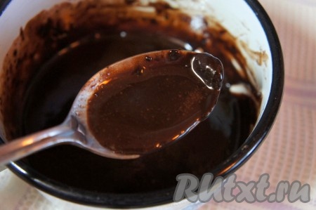 Для приготовления глазури в небольшой сотейник выложить кусочки сливочного масла, добавить какао, молоко и сахар, поставить на средний огонь, варить, постоянно помешивая, до закипания, а также растворения масла и кристаллов сахара. Снять глазурь с огня и дать немного остыть.
