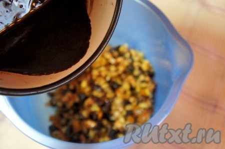 Тёплую глазурь добавить к витаминной смеси.
