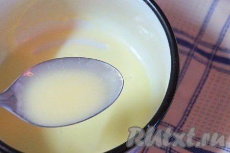 Сливки взбить с добавлением сахарной пудры и ванилина до устойчивых пиков. Разбухший в сливках желатин нагреть, но (!) не кипятить, добавить к взбитым сливкам и ещё раз взбить.