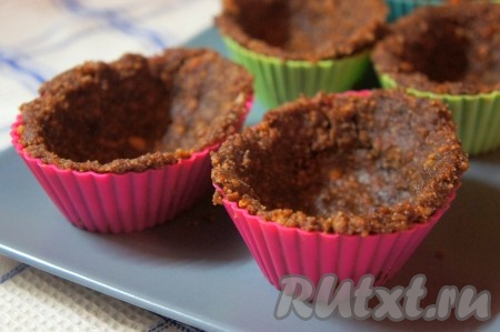 Печенье измельчить, добавить к печенью какао с растопленным сливочным маслом, перемешать.&nbsp;Основа для корзиночек готова. Разделить основу на 5-6 частей и сформировать корзиночки, плотно придавливая массу к стенкам формочек (я использовала силиконовые формы для маффинов). Отправить корзиночки в холодильник на 10-15 минут.
