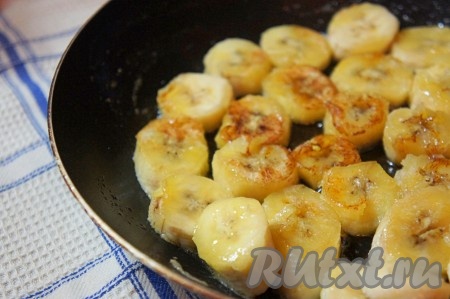 Карамелизовать бананы по 1-2 минуты с каждой из сторон, снять с огня и дать банановой начинке остыть.
