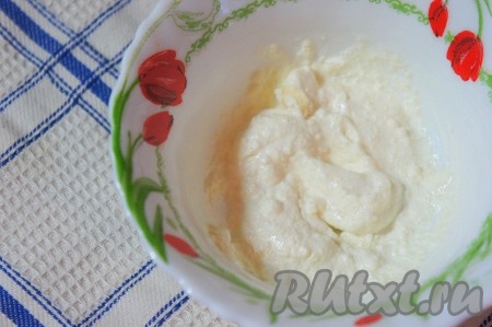 Желатин замочить в 2 столовых ложках сливок, дать постоять и разбухнуть (10-20 минут). Можно и не использовать желатин совсем. Он придаст более плотную структуру взбитым сливкам после охлаждения.
