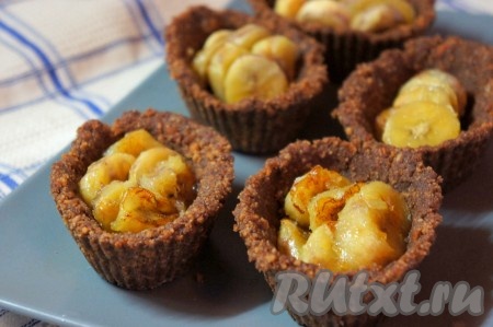 Банановую начинку разложить по корзиночкам.