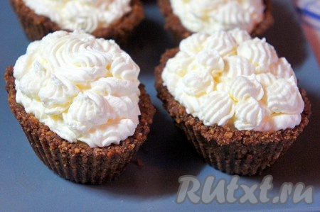 Сливки переложить в кондитерский мешок и украсить взбитыми сливками корзиночки произвольным образом.