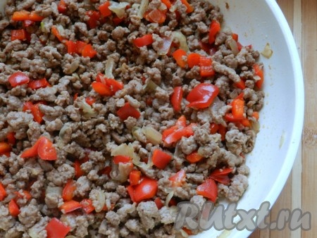 В сковороде разогреть растительное масло, добавить говядину и обжарить, помешивая, чтобы разбить фарш, до тех пор, пока все мясо не поменяет цвет (около 2 минут).
Уменьшить огонь, добавить лук и сладкий перец, чеснок, пропущенный через пресс, и обжаривать, помешивая, пока овощи не станут мягкими, около 10 минут. Всыпать муку, перемешать и обжарить еще 1 минуту.
