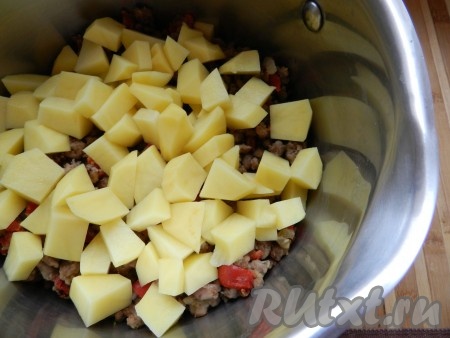 Переложить в кастрюлю, долить 2 литра горячей воды или бульона, довести до кипения. Затем добавить помидоры из банки, соль, специи. Варить венгерский суп на небольшом огне 10 минут (до готовности картофеля).