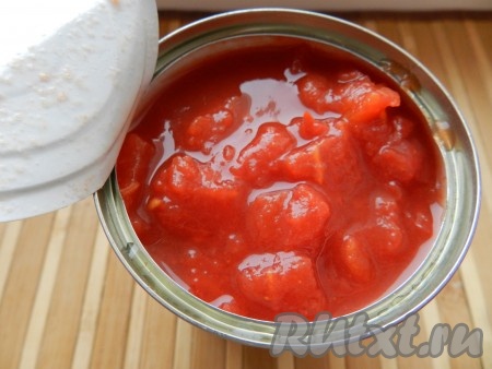 Переложить в кастрюлю, долить 2 литра горячей воды или бульона, довести до кипения. Затем добавить помидоры из банки, соль, специи. Варить венгерский суп на небольшом огне 10 минут (до готовности картофеля).