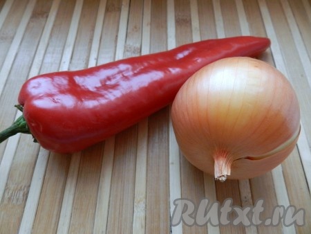 Лук и болгарский перец очистить и нарезать.