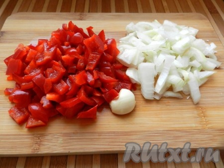 Лук и болгарский перец очистить и нарезать.