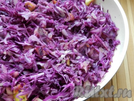 Добавить в сковороду капусту и сразу посыпать сахаром, быстро обжарить на сильном огне.
