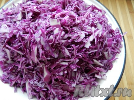Нашинковать капусту ножом или в комбайне.