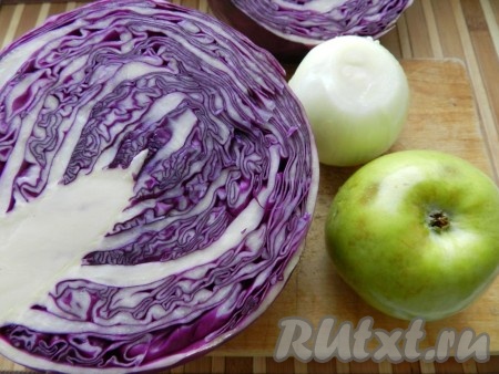 Капусту очистить от верхних листьев, очистить лук, вымыть яблоко.