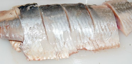 Разрезать филе селёдки на ровные кусочки.
