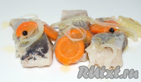 Через 2 суток вкуснейшая, необыкновенно нежная солёная селёдка в маринаде с лимоном, морковью и луком будет готова. Уверена, такая ароматная селёдочка, поданная с картошечкой или на кусочке хлеба, никого не оставит равнодушным.