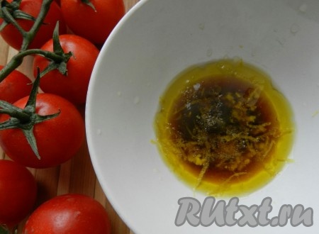 Приготовить заправку для салата со стручковой фасолью и помидорами. Для этого смешать оливковое масло, лимонный сок, соевый соус, добавить выдавленный чеснок, цедру лимона, сахар и чёрный молотый перец. Все перемешать оставить на 15 минут.