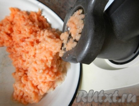 Мясо семги вымыть, высушить, пропустить через мясорубку вместе с очищенной луковицей.