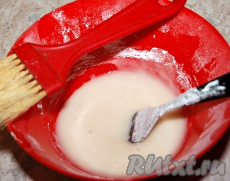 Остывшее печенье выложить на решетку и смазать полученной сахарной глазурью. Смазывать удобно кисточкой.