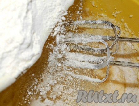 Затем в миску добавить смесь муки, соли и порошка для выпечки, экстракт ванили и экстракт миндаля (если используете). Полученное тесто&nbsp; убрать на 1 час в холодильник.
