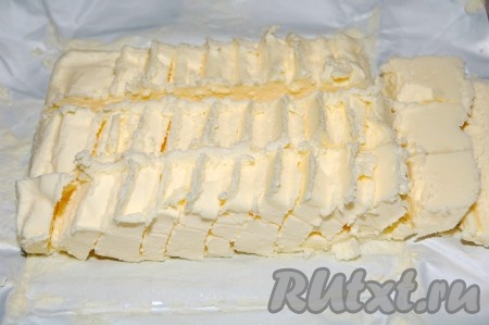 Масло сливочное разделить на кубики, чтобы легче было его взбивать.