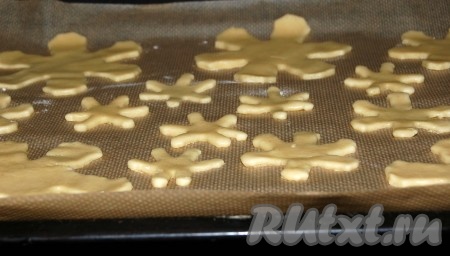 Перенести полученные снежинки на противень, застеленный бумагой для выпечки. Отправить наше оригинальное печенье в заранее нагретую до 180 градусов духовку минут на 10.
