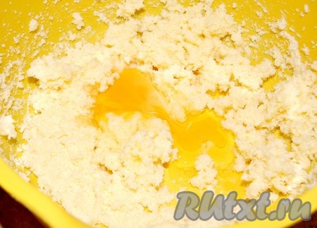 Затем добавить по одному яйца. Каждый раз тщательно взбивая.