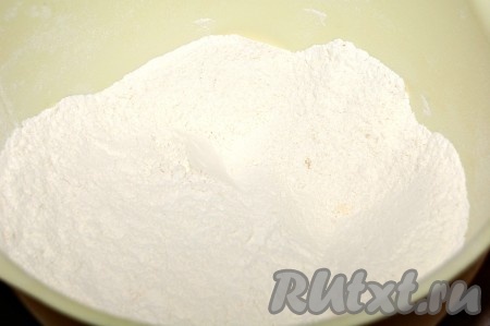 В миску просеять муку, добавить соль, порошок для выпечки. Перемешать.