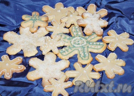Затем можно дополнительно украсить печенье "Снежинки" кокосовой стружкой, нанести дополнительно какую-нибудь глазурь и так далее. Печенье, приготовленное по этому рецепту, создаст праздничное настроение и порадует прекрасным вкусом. Ваши детки с удовольствием помогут Вам в готовить это новогоднее лакомство!!!
